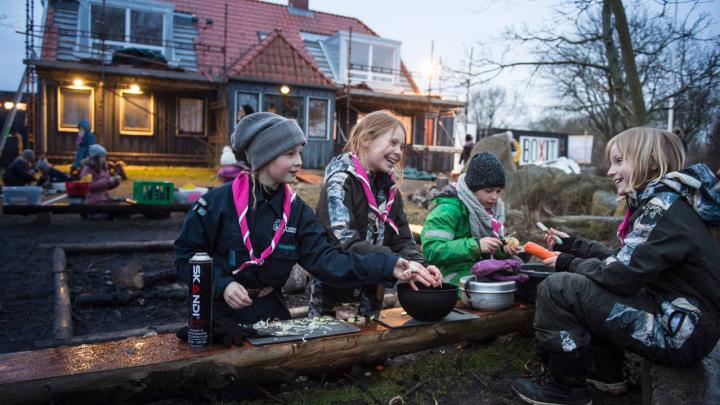 Drakenbergs ånd lever stadig i spejderhytten, hvor Risskov Piger har holdt til i 50 år - uden at betale husleje