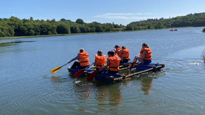Tropsspejdere på tømmerflåde