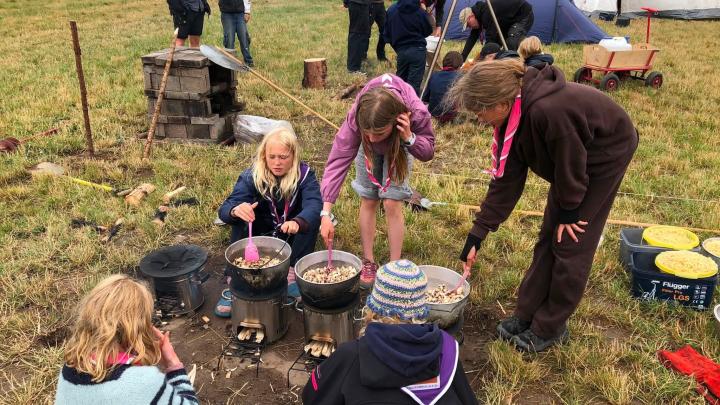 Juniorpigerne der laver aftensmad