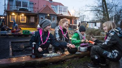 Drakenbergs ånd lever stadig i spejderhytten, hvor Risskov Piger har holdt til i 50 år - uden at betale husleje